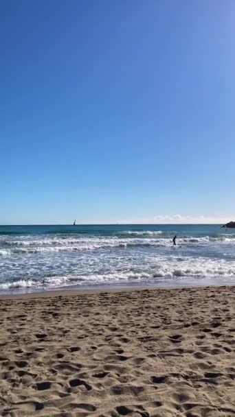 ベナルマダナ スパイナ December 2023 フエンテ サルドビーチ 12月 2023 スペインのマラガのベナルマデナの波でサーファーのトレーニング — ストック動画
