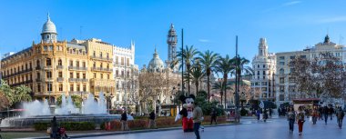 VALENCIA, İspanya - 2 Şubat 2024: İspanya Mimarisi 2 Şubat 2024 tarihinde İspanya 'nın Valencia kentindeki kamu ticari ve tarihi caddelerde