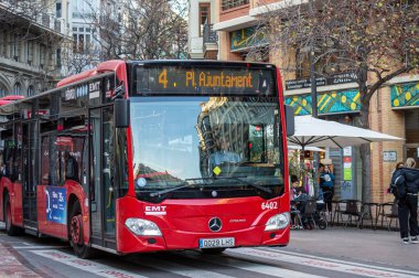 VALENCIA, İspanya - 2 Şubat 2024: Valencia, İspanya 'daki şehir merkezinde kırmızı otobüs