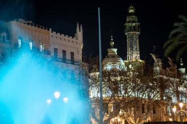 VALENCIA, İspanya - 2 Şubat 2024: İspanya 'nın Valencia, İspanya' daki kamu ticari ve tarihi caddelerdeki İspanyol mimarisinin gece görüşü