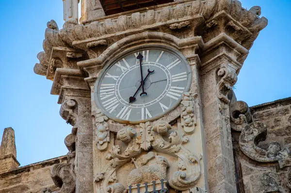 VALENCIA, İspanya - 2 Şubat 2024: İspanya Mimarisi 2 Şubat 2024 tarihinde İspanya 'nın Valencia kentindeki kamu ticari ve tarihi caddelerde