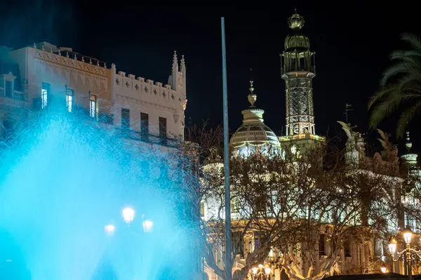 VALENCIA, İspanya - 2 Şubat 2024: İspanya 'nın Valencia, İspanya' daki kamu ticari ve tarihi caddelerdeki İspanyol mimarisinin gece görüşü