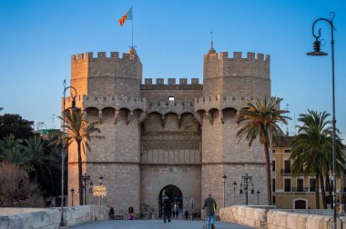 VALENCIA, İspanya - 2 Şubat 2024: Torres de Serranos kulesi, İspanya 'nın Valencia kentindeki kamu ticari ve tarihi caddelerde İspanyol mimarisi