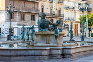 VALENCIA, İspanya - 2 Şubat 2024: İspanya Mimarisi 2 Şubat 2024 tarihinde İspanya 'nın Valencia kentindeki kamu ticari ve tarihi caddelerde