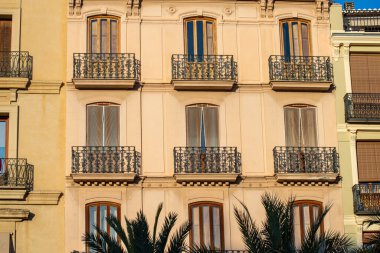 VALENCIA, İspanya - 2 Şubat 2024: İspanya Mimarisi 2 Şubat 2024 tarihinde İspanya 'nın Valencia kentindeki kamu ticari ve tarihi caddelerde