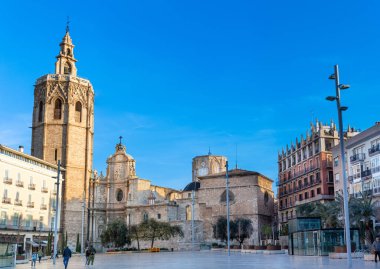 VALENCIA, İspanya - 2 Şubat 2024: Valencia Katedrali Valencia de la Virgen Town Square, İspanya 2 Şubat 2024