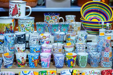 VALENCIA, İspanya - 2 Şubat 2024: Valencia, İspanya 'da hediyelik eşya üzerine tipik İspanyol tarzı