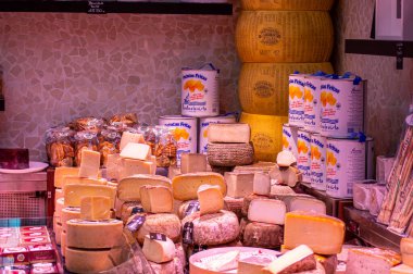 VALENCIA, İspanya - 2 Şubat 2024: Valencia, İspanya 'da merkez pazarda peynir çeşitliliği