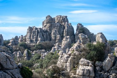 Torcal de Antequerra Ulusal Parkı 'nda yürüyüş, kireçtaşı kaya oluşumları ve Endülüs, Malaga, İspanya' da alışılmadık karst şekilleriyle tanınan.