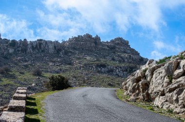Antequerra Ulusal Parkı 'na giden yolun panoramik manzarası, kireçtaşı kaya oluşumları ve Endülüs, Malaga, İspanya' daki alışılmadık karst şekilleriyle biliniyor..
