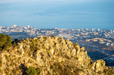 Akdeniz üzerinde gün batımı ve Calamorro tepesinden Fuengirola, Costa del Sol, Endülüs, İspanya