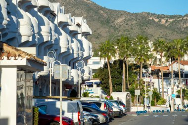 BENALMADENA, İspanya - 25 Ocak 2024: Benalmadena, İspanya 'da Benalmadena limanında yürüyüş