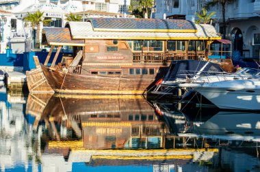 BENALMADENA, İspanya - 25 HAZİRAN 2024 Yaz sabahı Benalmadena, Malaga, İspanya 'da yat marinası