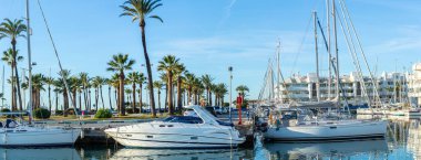 BENALMADENA, İspanya - 25 HAZİRAN 2024 Yaz sabahı Benalmadena, Malaga, İspanya 'da yat marinası