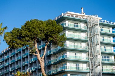 BENALMADENA, İspanya - 25 Ocak 2024: Benalmadena, İspanya 'da Benalmadena limanında yürüyüş