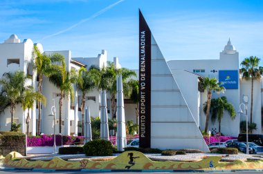 BENALMADENA, İspanya - 25 Ocak 2024: Benalmadena, İspanya 'da Benalmadena limanında yürüyüş