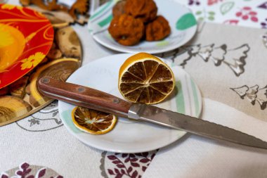 Terk edilmiş kurumuş meyveler masada.