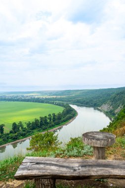 Dinyester Nehri 'nin Panoraması. Kanyonlu manzara, orman ve önünde bir nehir. Dniester Nehri. Ukrayna