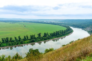 Dinyester Nehri 'nin Panoraması. Kanyonlu manzara, orman ve önünde bir nehir. Dniester Nehri. Ukrayna