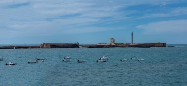 CADIZ, İspanya - 30 Nisan 2023: Cadiz, İspanya 'da La Caleta sahilinde tekneler