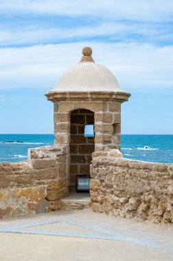 CADIZ, İspanya - 30 Nisan 2023: Cadiz, İspanya Saint Catalina Şatosu 30 Nisan 2023