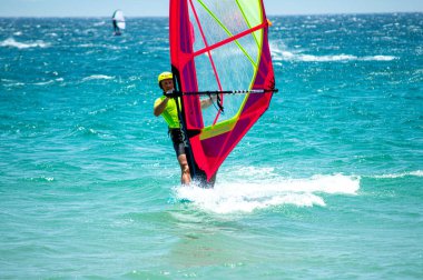 TARIFA, İspanya - 17 Haziran 2023: Valdevaqueros plajında uçurtma uçurma, Gibraltar Boğazı, Tarifa, İspanya 17 Haziran 2023