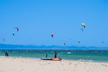 TARIFA, İspanya - 17 Haziran 2023: Valdevaqueros plajında uçurtma uçurma, Gibraltar Boğazı, Tarifa, İspanya 17 Haziran 2023