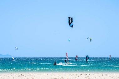 TARIFA, İspanya - 17 Haziran 2023: Valdevaqueros plajında uçurtma uçurma, Gibraltar Boğazı, Tarifa, İspanya 17 Haziran 2023