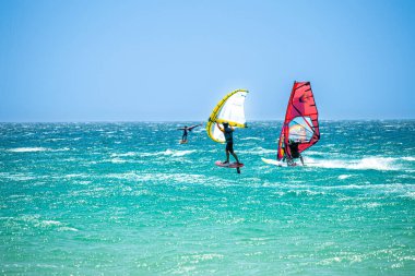 TARIFA, İspanya - 17 Haziran 2023: Valdevaqueros plajında uçurtma uçurma, Gibraltar Boğazı, Tarifa, İspanya 17 Haziran 2023