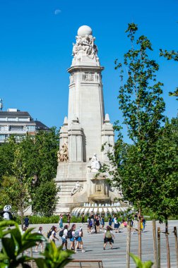 MADRID, İspanya - 8 Temmuz 2023 'te İspanya' nın Madrid kentindeki Cervantes Anıtı 'nın kuzeydoğu yakası