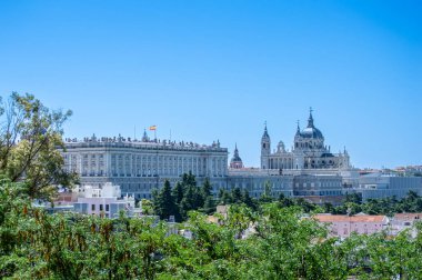 MADRID, İspanya - 8 Temmuz 2023: Madrid Kraliyet Sarayı 'nı ziyaret Yazın güneşli bir gününde Madrid, İspanya' da 8 Temmuz 2023
