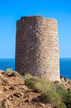 Akdeniz kıyı manzarası. Tarihsel Torre Vigia De Cerro Gordo. Yağmacı korsanlara dikkat eden bir gözetleme kulesi. La Herradura, Andulasia, Güney İspanya