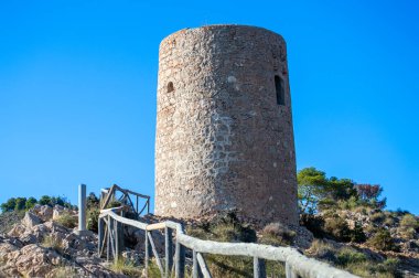 Akdeniz kıyı manzarası. Tarihsel Torre Vigia De Cerro Gordo. Yağmacı korsanlara dikkat eden bir gözetleme kulesi. La Herradura, Andulasia, Güney İspanya