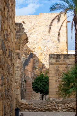 ANTEQUERA, İspanya - 17 Eylül 2023: Antequera, İspanya 'nın tarihi merkezinde yürüyüş 17 Eylül 2023