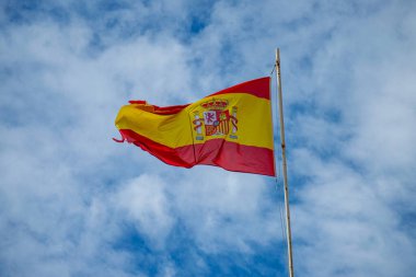 Bulutlu gökyüzünde İspanyol bayrağı