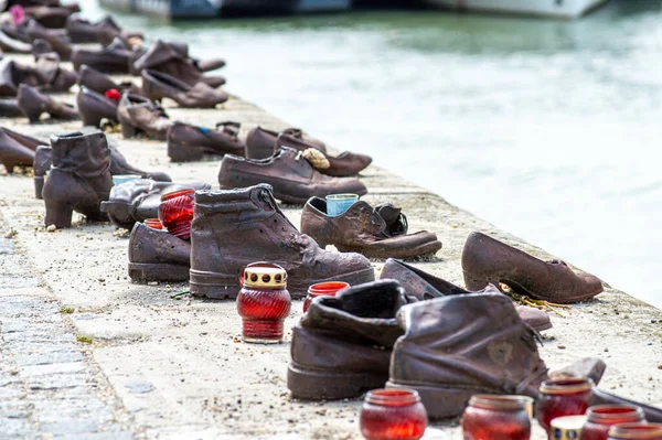 BUDAPEST, HUNGARY - 7 Temmuz 2023: The Shoes on the Tuna Bank, 7 Temmuz 2023 tarihinde Macaristan 'ın Budapeşte kentinde 2.