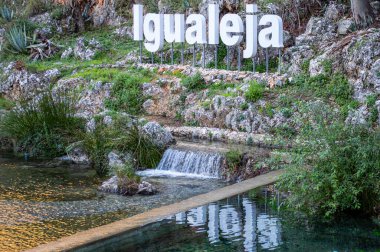 IGUALEJA, İspanya - 20 Ocak 2024: İgualeja, İspanya 'daki Genetik nehir kaynağı