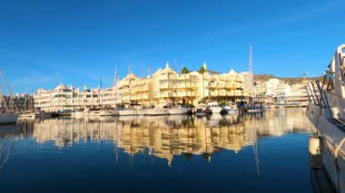 BENALMADENA, İspanya - 25 HAZİRAN 2024 Yaz sabahı Benalmadena, Malaga, İspanya 'da yat marinası