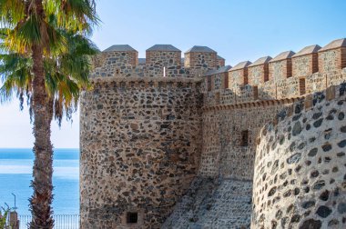 ALMUNECAR, İspanya - 12 Ekim 2023: güneşli bir sabah Almunecar, İspanya 'da San Miguel Şatosu