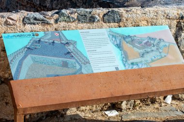 ALMUNECAR, İspanya - 12 Ekim 2023: güneşli bir sabah Almunecar, İspanya 'da San Miguel Şatosu