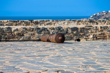 ALMUNECAR, İspanya - 12 Ekim 2023: güneşli bir sabah Almunecar, İspanya 'da San Miguel Şatosu