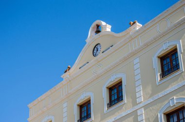 ALMUNECAR, İspanya - 12 Ekim 2023: Almunecar, İspanya 'da sabah saatlerinde şehir merkezinde yürüyüş