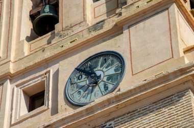 ALMUNECAR, İspanya - 12 Ekim 2023: Almunecar, İspanya 'da sabah saatlerinde şehir merkezinde yürüyüş