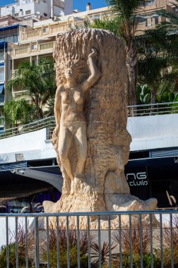 ALMUNECAR, İspanya - 12 Ekim 2023: Almunecar, İspanya 'da sabah saatlerinde şehir merkezinde yürüyüş