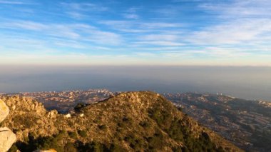 Akdeniz üzerinde gün batımı ve Calamorro tepesinden Fuengirola, Costa del Sol, Endülüs, İspanya