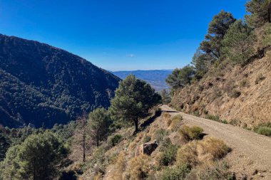 Maroma Tepesi, Sierra Tejeda, İspanya 'ya yürüyüş parkurunun panoramik görüntüsü 