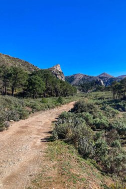 Maroma Tepesi, Sierra Tejeda, İspanya 'ya yürüyüş parkurunun panoramik görüntüsü 