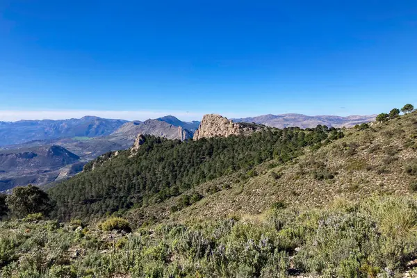 Maroma Tepesi, Sierra Tejeda, İspanya 'ya yürüyüş parkurunun panoramik görüntüsü 