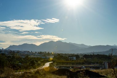 Vadide panoramik manzara ve Coin, Endülüs, İspanya 'dan dağlar