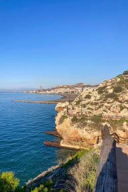 Sabah, kayaların üzerinde ve İspanya 'nın Rincon de la Victoria kentindeki 